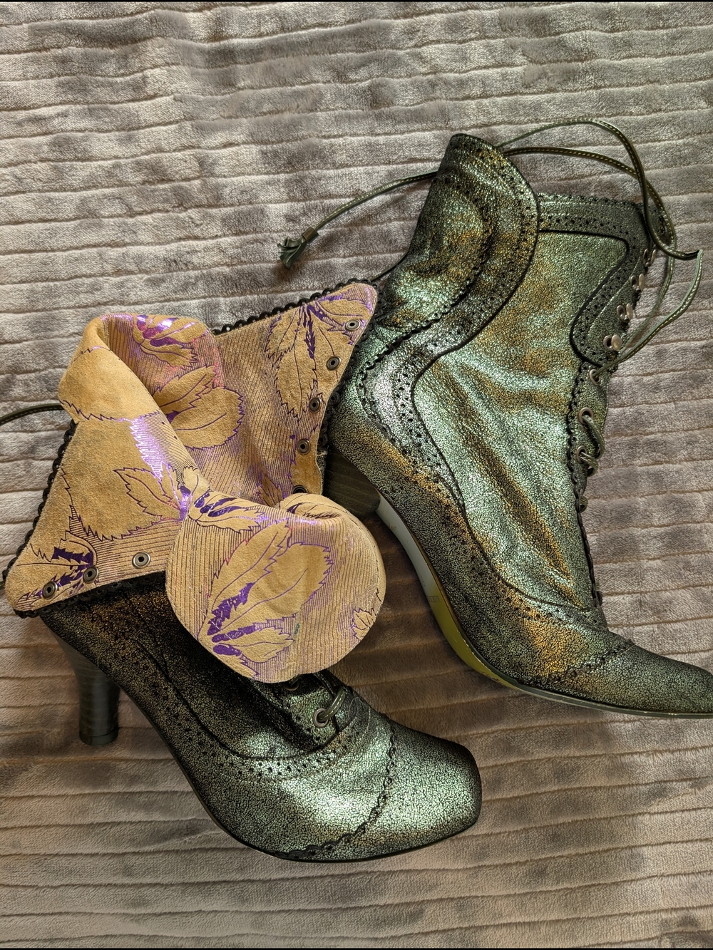 Metallic Green Lace-Up Women's Victorian Ankle Boots - Picture 4 of 9
